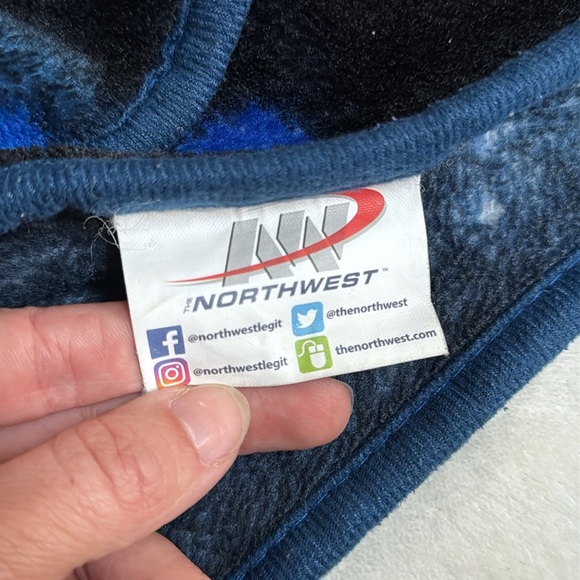 The Northwest Co. Fleece Throw Blanket Blue Moon Wolf 60” x 48” - Picture 3 of 6